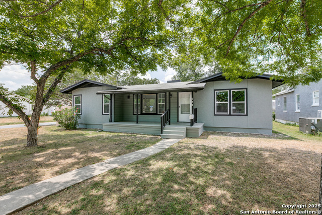 Listing photo id 0 for 602 John Page