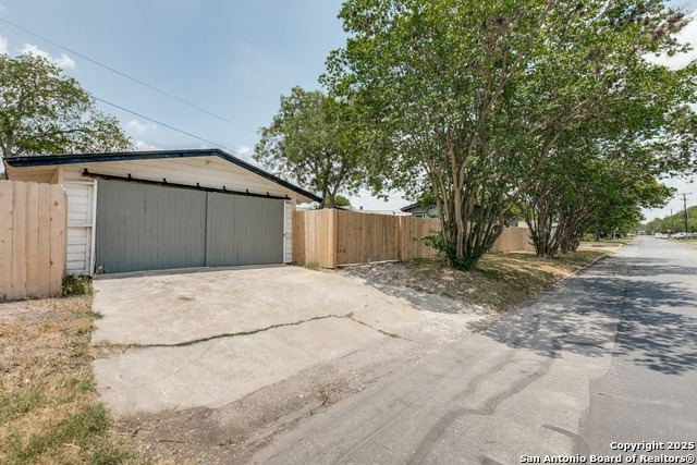 Listing photo id 20 for 602 John Page