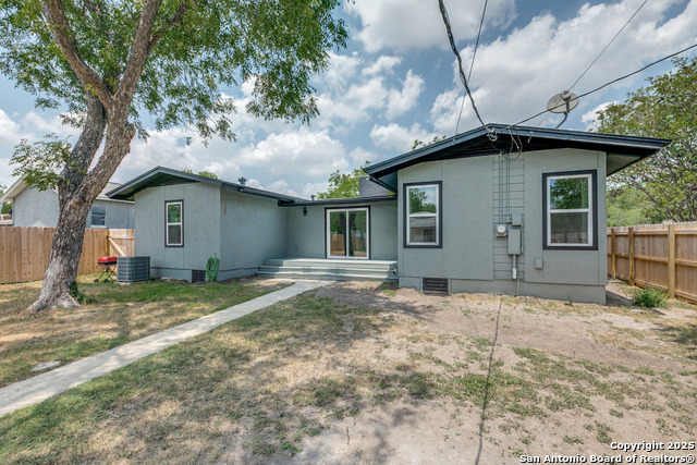 Listing photo id 21 for 602 John Page