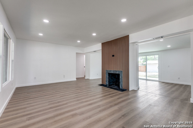 Listing photo id 3 for 602 John Page