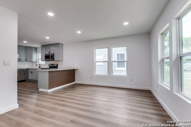Listing photo id 4 for 602 John Page