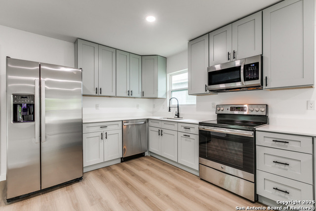 Listing photo id 7 for 602 John Page