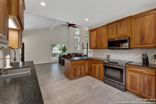 Image 18 of 43 For 3055 Lakeview