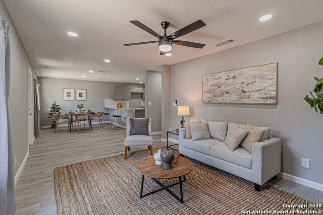 Listing photo id 8 for 4935 Bartmer Ave