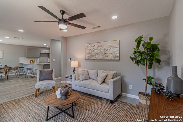 Listing photo id 9 for 4935 Bartmer Ave