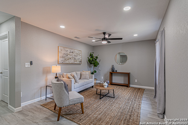Listing photo id 11 for 4935 Bartmer Ave
