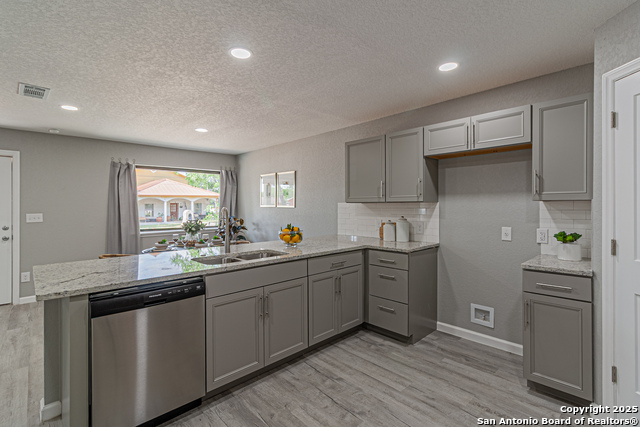 Listing photo id 12 for 4935 Bartmer Ave