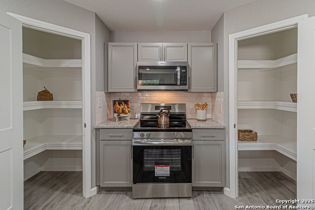 Listing photo id 13 for 4935 Bartmer Ave
