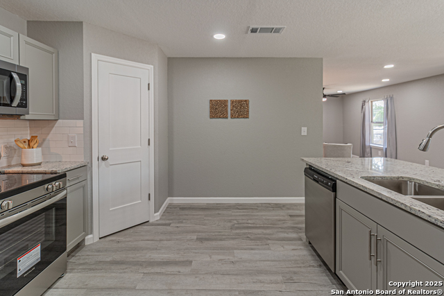 Listing photo id 14 for 4935 Bartmer Ave