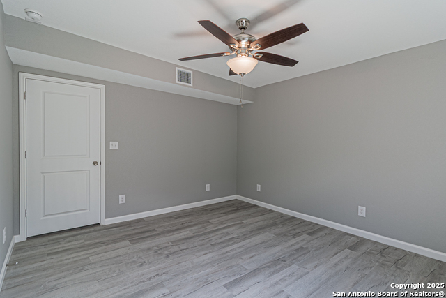Listing photo id 16 for 4935 Bartmer Ave