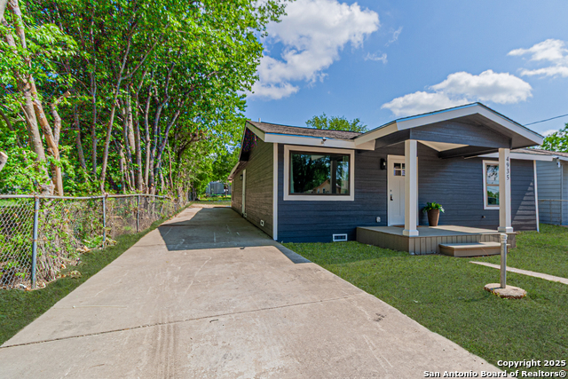 Listing photo id 0 for 4935 Bartmer Ave
