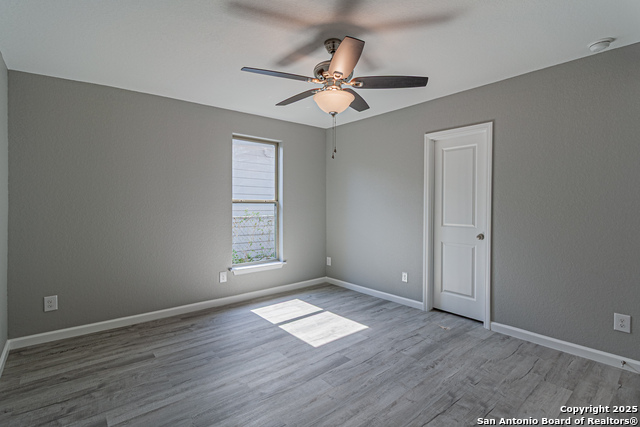 Listing photo id 18 for 4935 Bartmer Ave