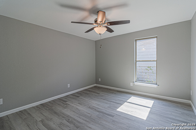 Listing photo id 19 for 4935 Bartmer Ave