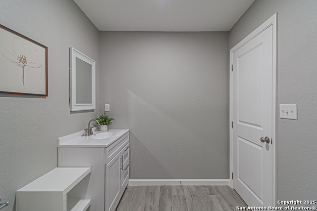 Listing photo id 23 for 4935 Bartmer Ave