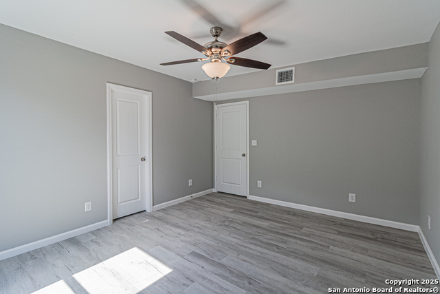 Listing photo id 25 for 4935 Bartmer Ave
