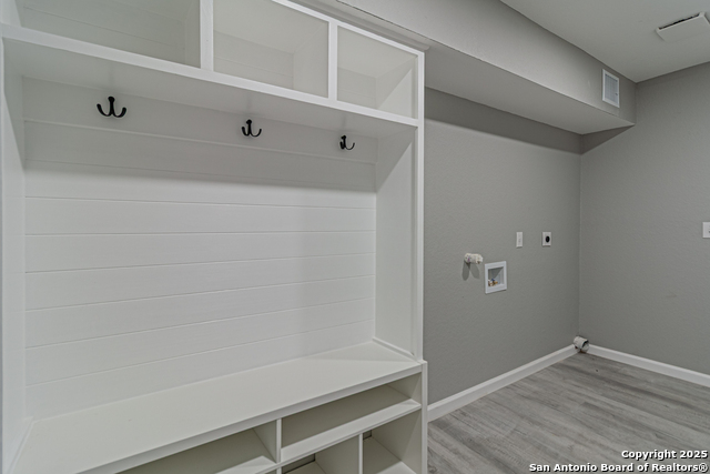 Listing photo id 28 for 4935 Bartmer Ave