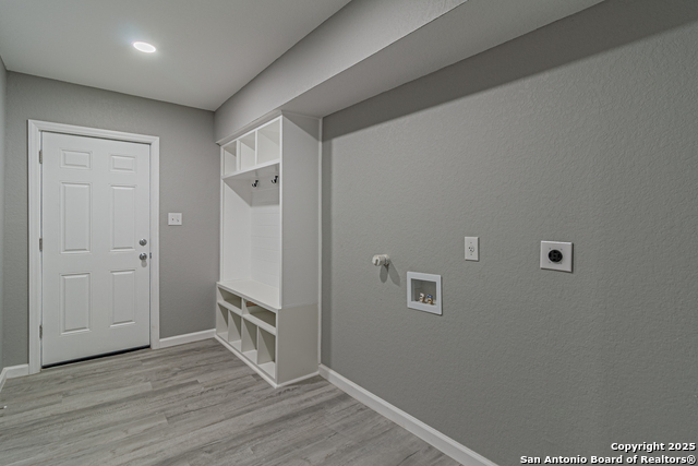 Listing photo id 29 for 4935 Bartmer Ave
