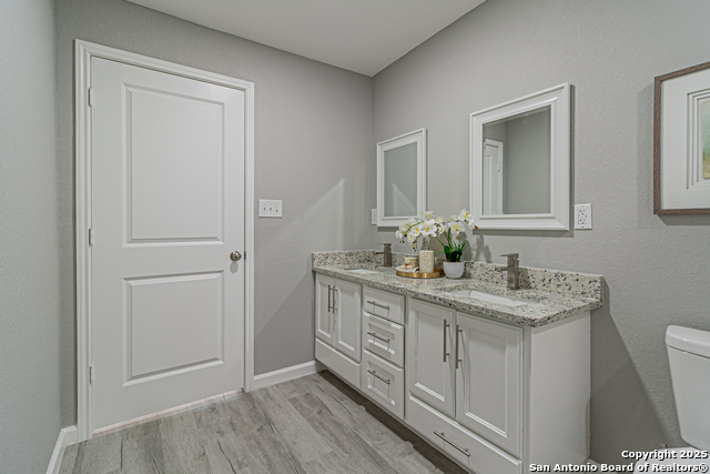 Listing photo id 31 for 4935 Bartmer Ave