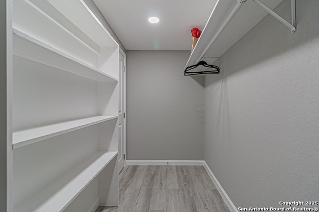 Listing photo id 34 for 4935 Bartmer Ave