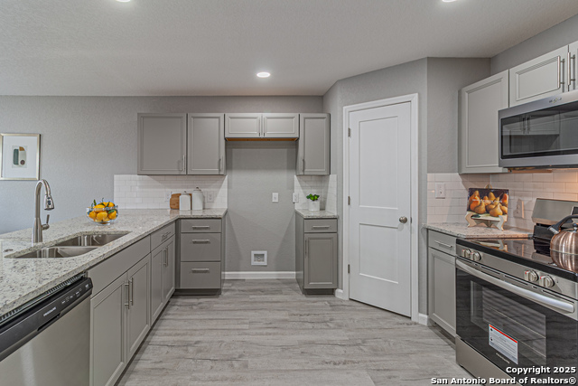 Listing photo id 2 for 4935 Bartmer Ave