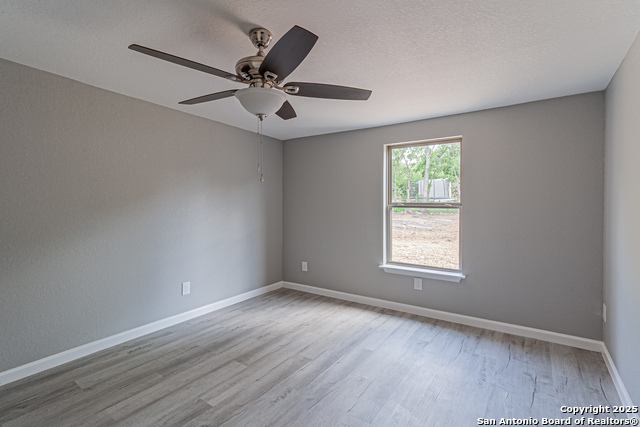 Listing photo id 38 for 4935 Bartmer Ave