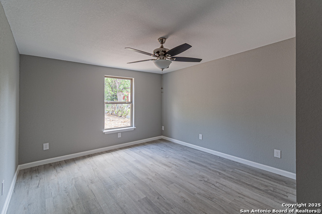 Listing photo id 41 for 4935 Bartmer Ave
