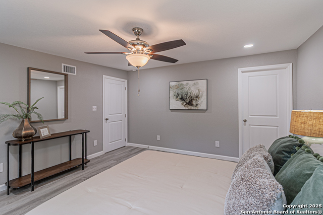 Listing photo id 42 for 4935 Bartmer Ave