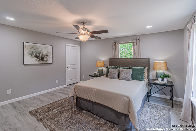Listing photo id 43 for 4935 Bartmer Ave
