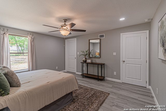 Listing photo id 44 for 4935 Bartmer Ave