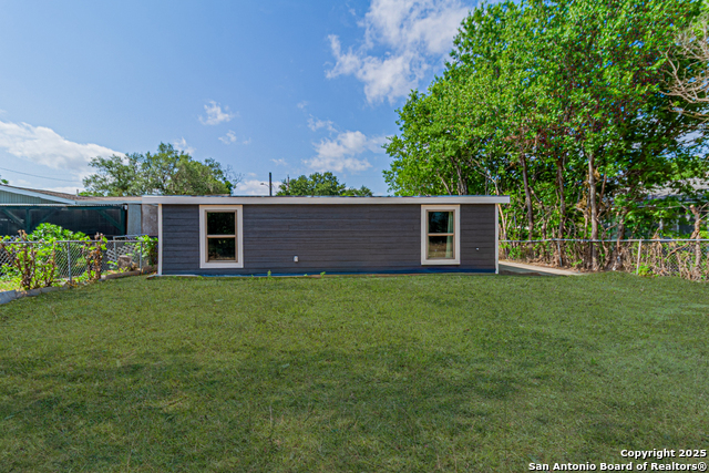 Listing photo id 46 for 4935 Bartmer Ave