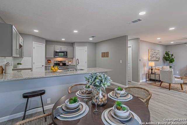 Listing photo id 4 for 4935 Bartmer Ave