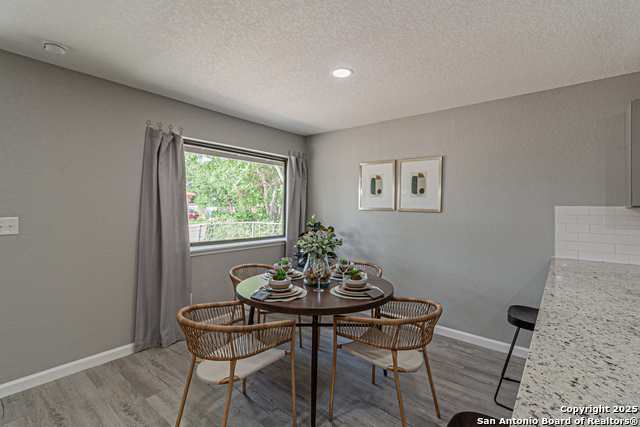 Listing photo id 5 for 4935 Bartmer Ave