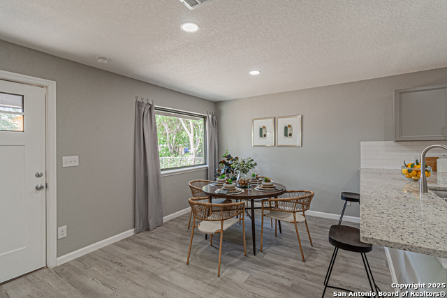 Listing photo id 6 for 4935 Bartmer Ave