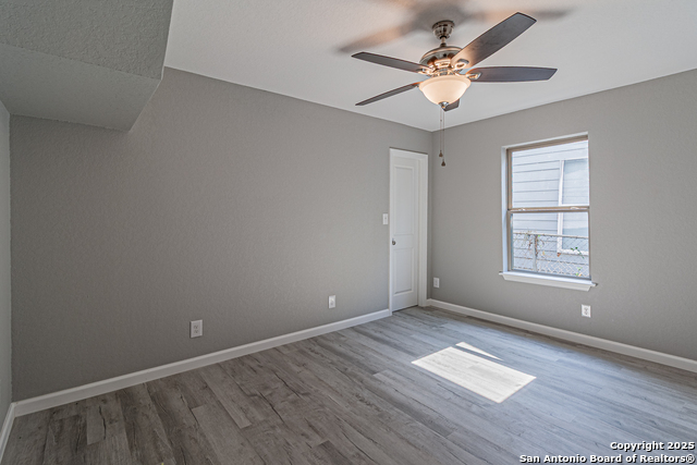 Listing photo id 7 for 4935 Bartmer Ave