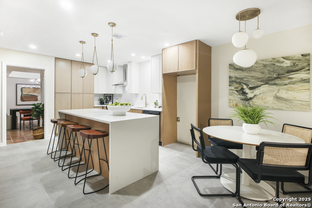 Listing photo id 9 for 714 Moorside