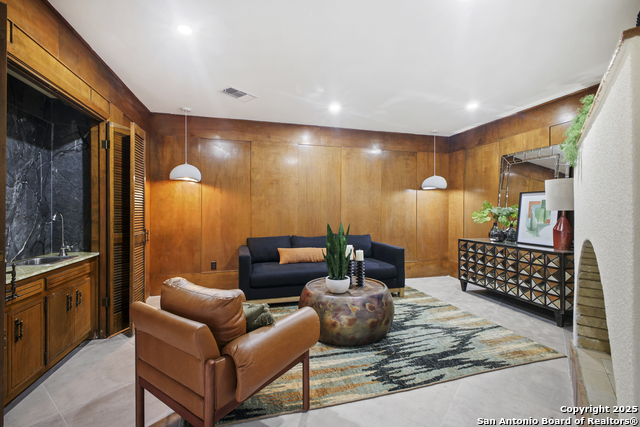Listing photo id 13 for 714 Moorside