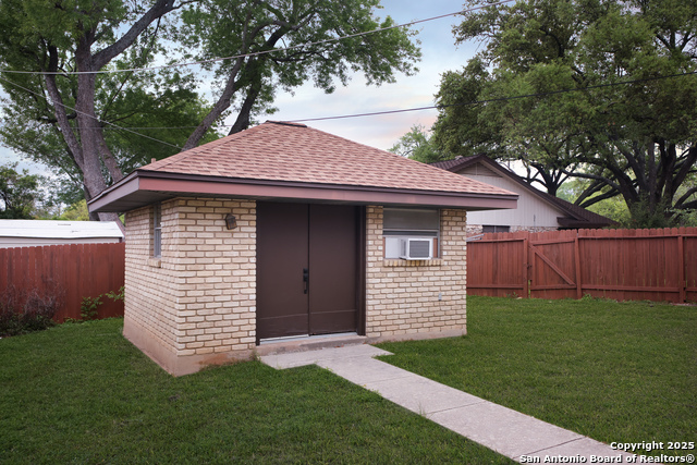 Listing photo id 30 for 714 Moorside