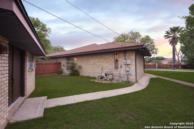 Listing photo id 34 for 714 Moorside