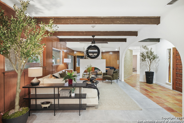 Listing photo id 3 for 714 Moorside