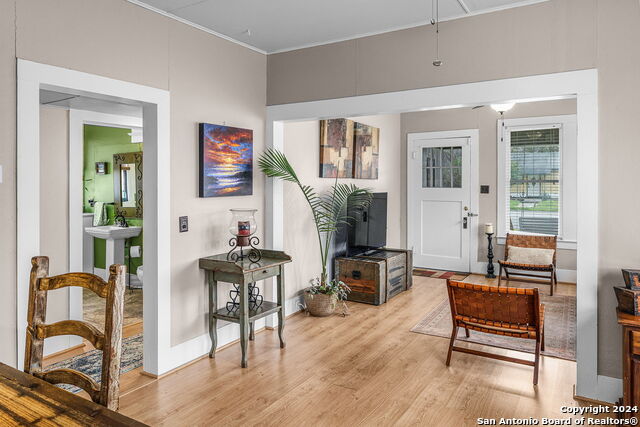 Listing photo id 8 for 209 Live Oak S