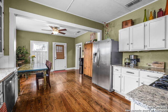 Listing photo id 9 for 209 Live Oak S