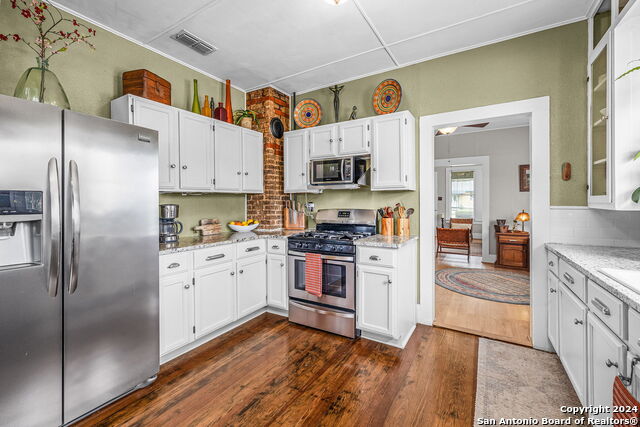 Listing photo id 10 for 209 Live Oak S