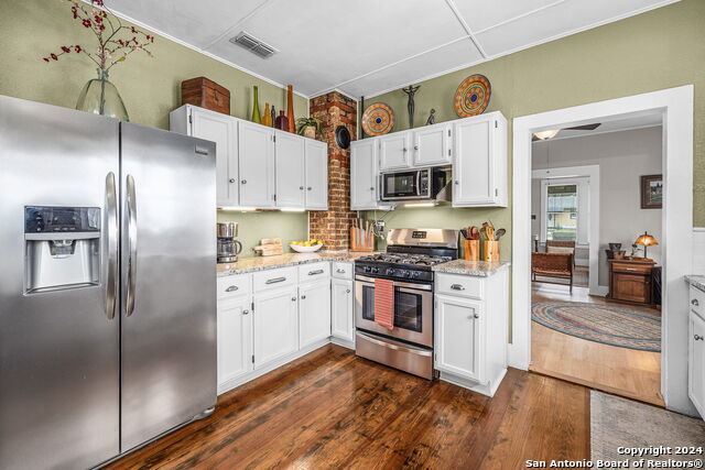 Listing photo id 13 for 209 Live Oak S