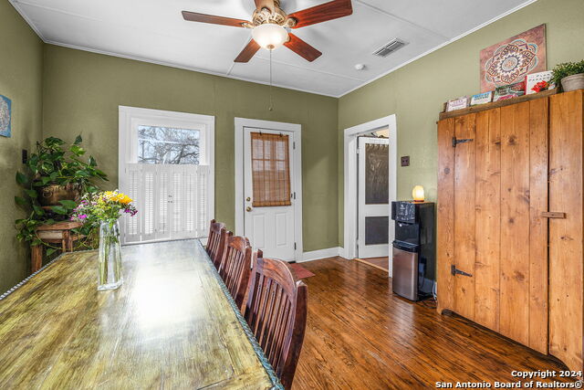 Listing photo id 17 for 209 Live Oak S