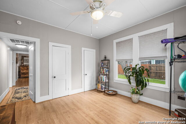 Listing photo id 27 for 209 Live Oak S