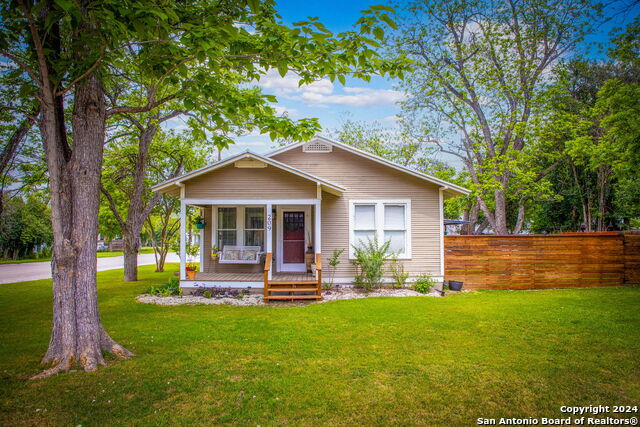 Listing photo id 1 for 209 Live Oak S
