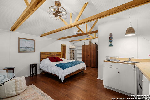 Listing photo id 28 for 209 Live Oak S