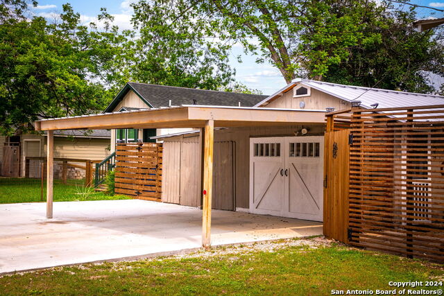 Listing photo id 33 for 209 Live Oak S