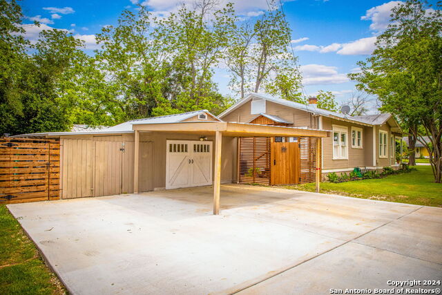 Listing photo id 34 for 209 Live Oak S
