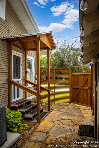 Listing photo id 36 for 209 Live Oak S